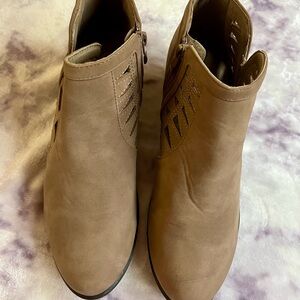 TOP Moda Tan Ankle Booties
Like New